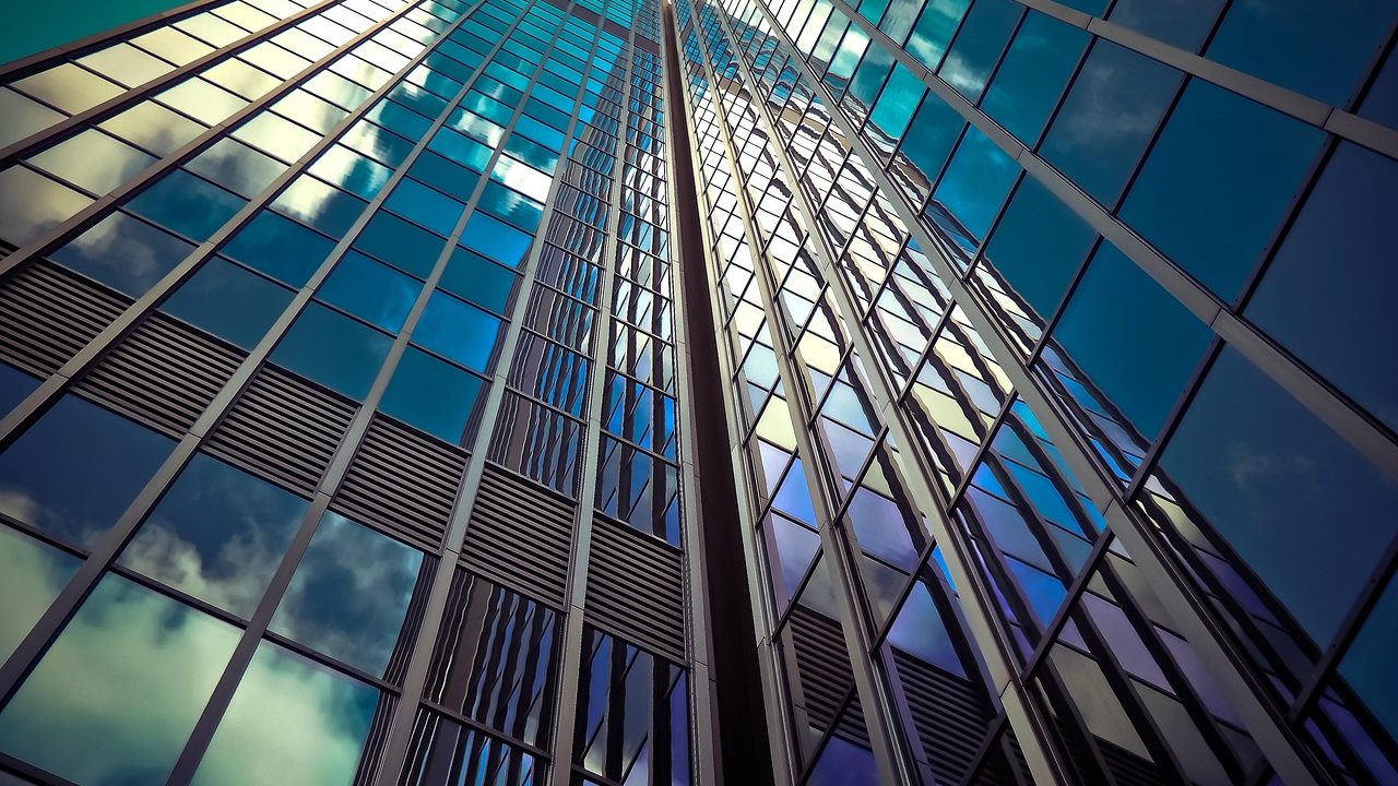 The exterior facade of a large government defense building under a clear sky.